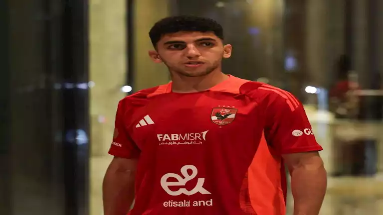 لاعب الأهلي ينشر صورة مع والده ويتذكره بهذه الكلمات